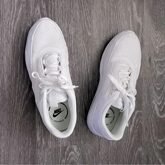 White Nike Air Max Sneakers Like New Size 9 - Picture 4 of 7